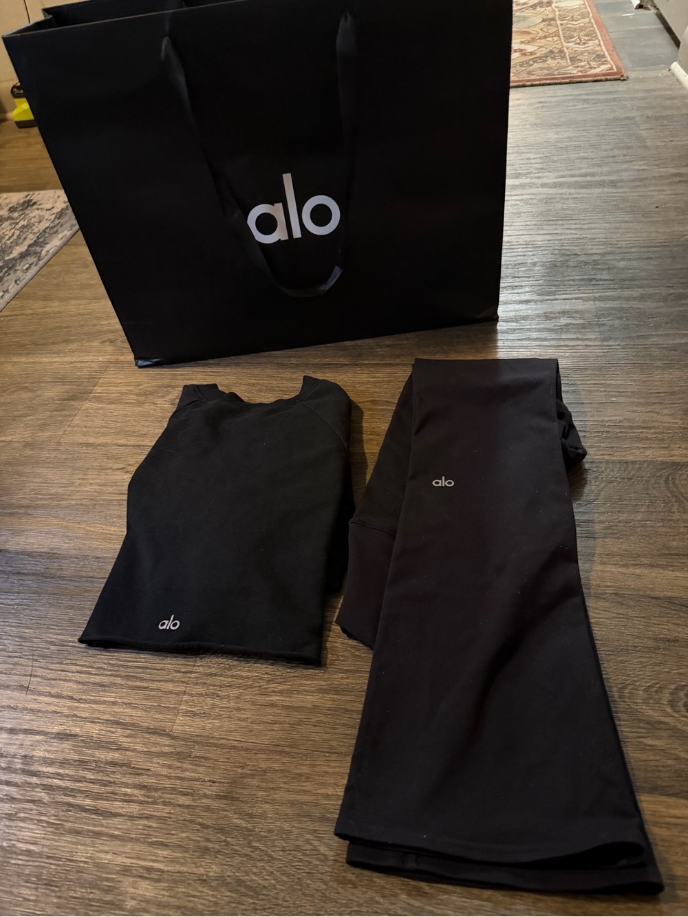 ALO Yoga Black Crop Sway Long Sleeve Pullover & Boot Cut Airbrush Pants 
Small